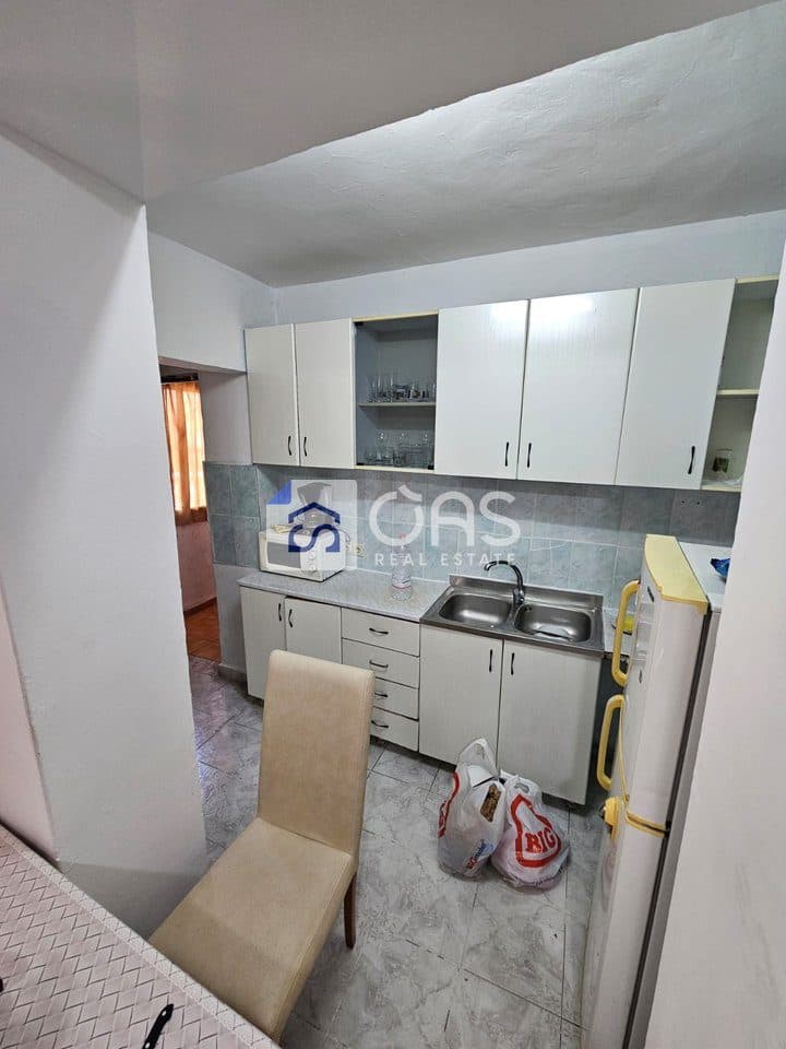 Jepet me qera apartament 1+1 te Shkolla e Baletit 3
