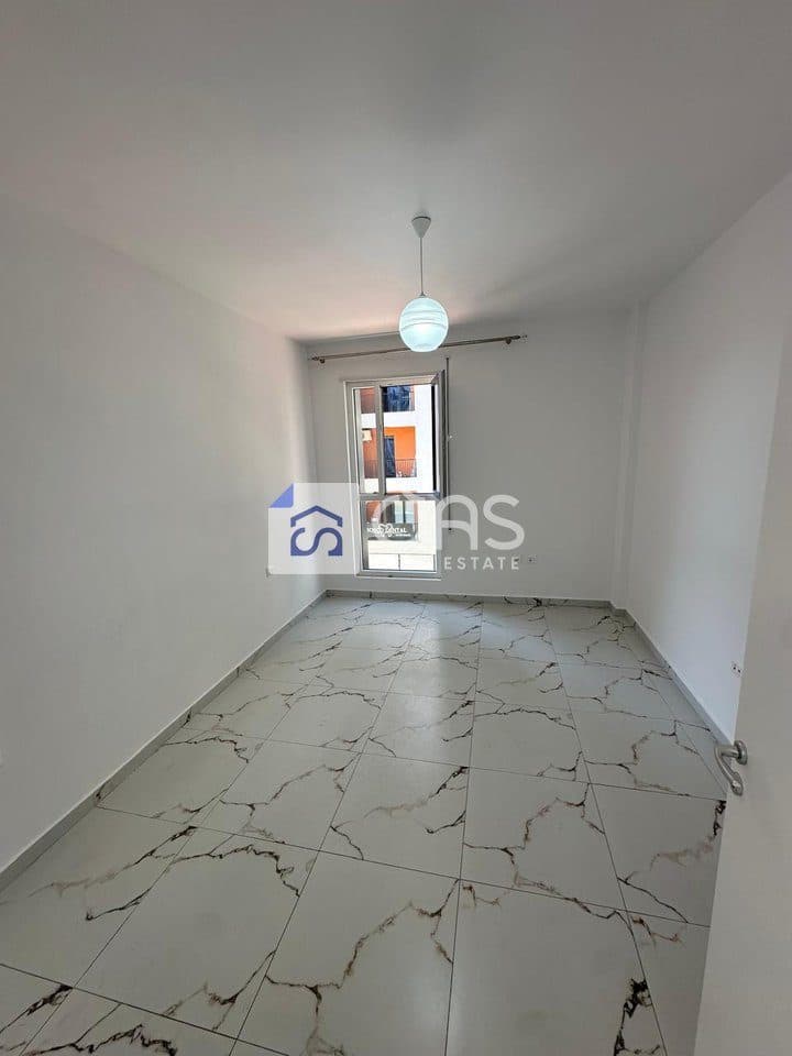 Jepet apartament me qera 2+1 ne fund te rruges Don Bosko. 3
