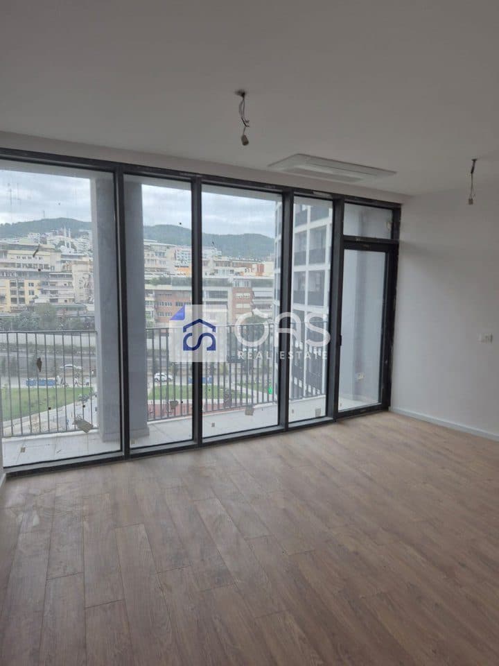 Jepet ambjent me qera 2+1+2+post parkimi per biznes tek Liqeni Artificial Lake View 2