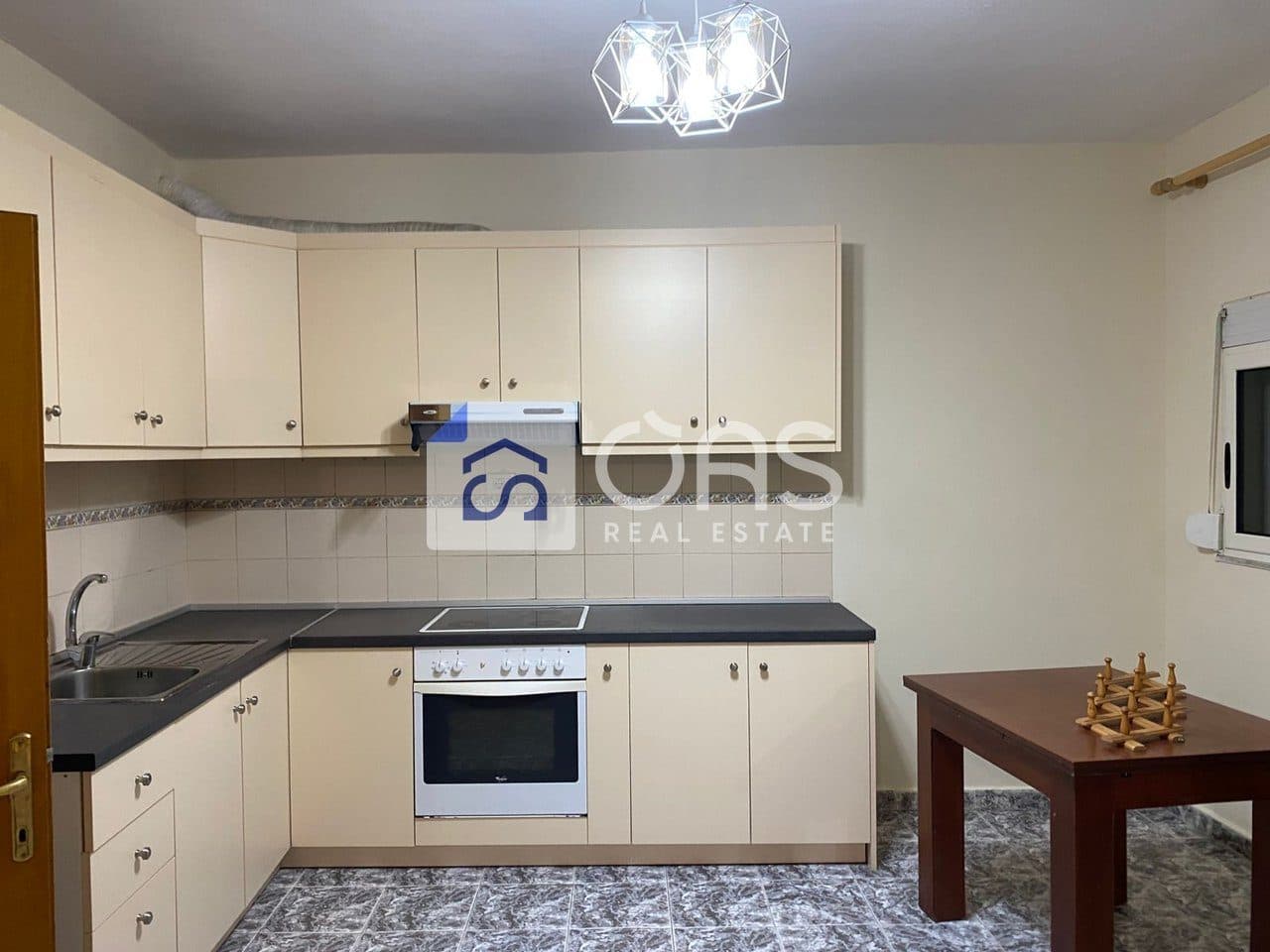 Jepet apartament me qera 3+1 tek Komuna e Parisit " Kullat Arabe"