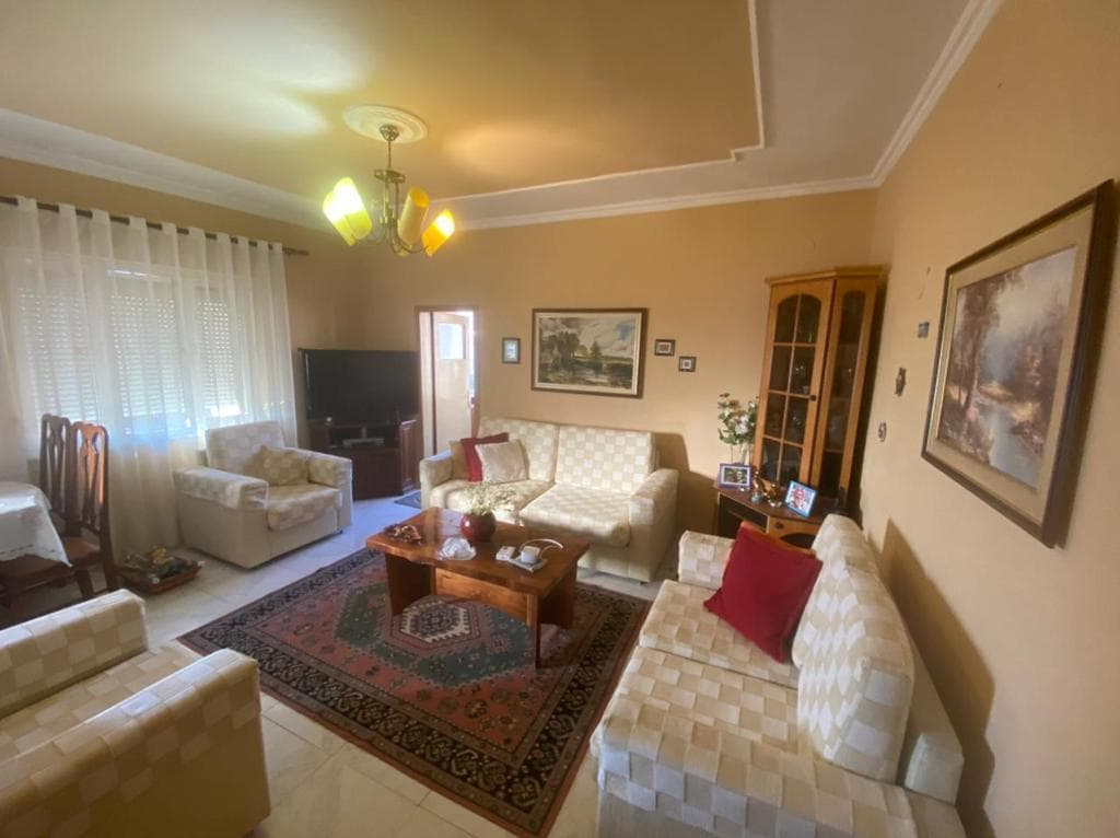 Jepet me qera apartament 3+1 ne Qender (Rruga Fortuzi)