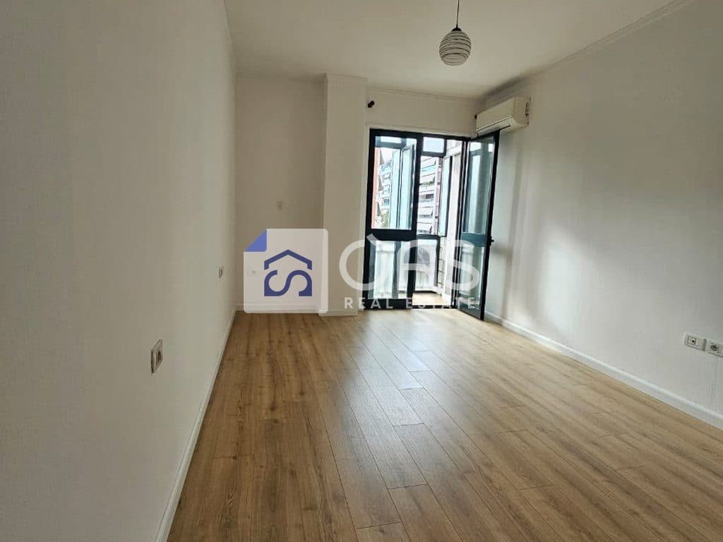 Shitet apartament 1+1 tek Rruga e Kavajes perball Delijorgjit. 2