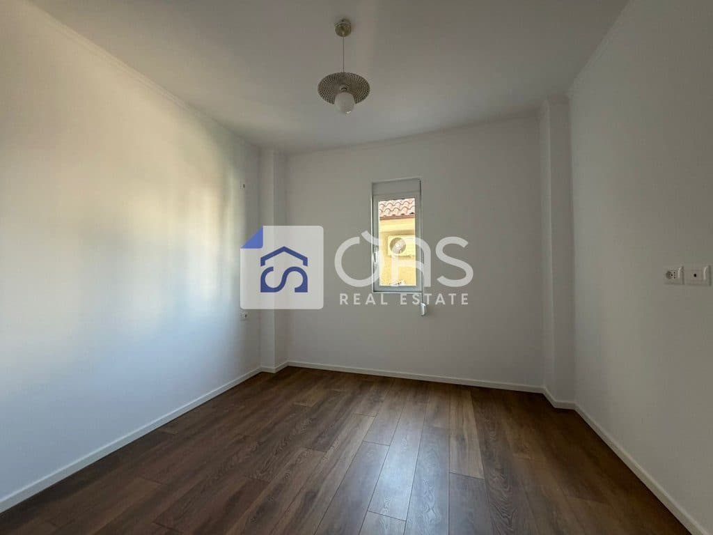 Shitet apartament 1+1 tel Rruga Dritan Hoxha.