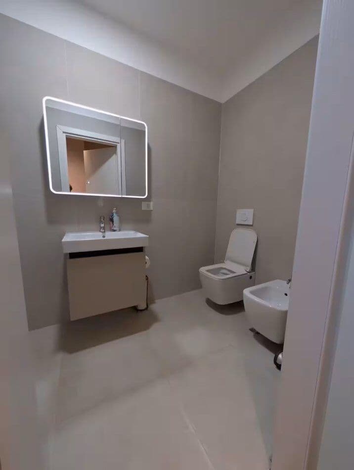 Jepet me qera apartament 2+1 tek Komuna Parisit 4