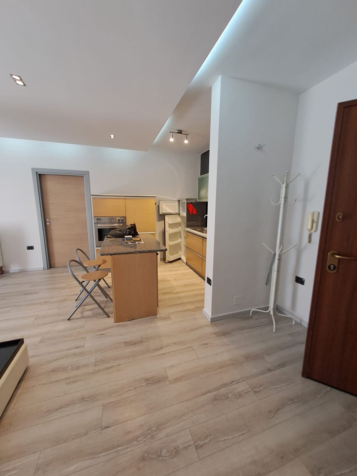 Jepet me qera apartament 1+1 tek stadiumi Air Albania. 4