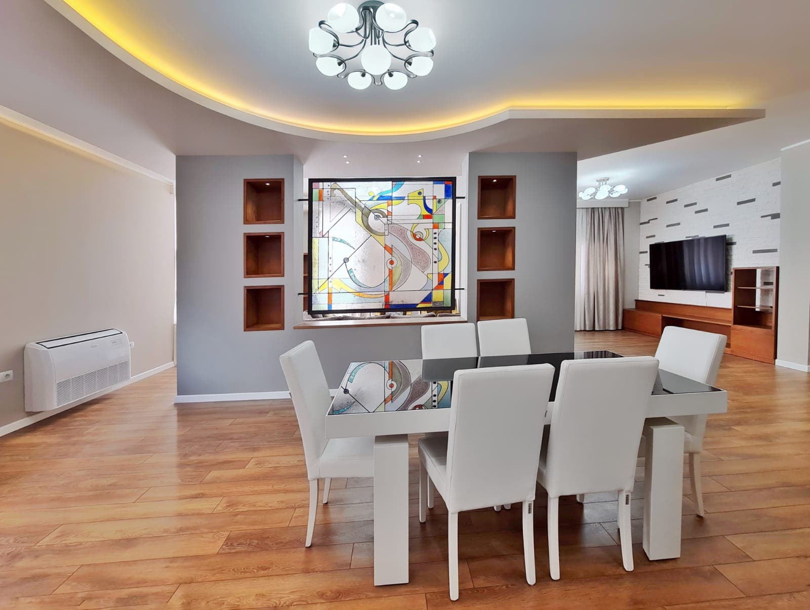 Jepet me qera apartament 4+1+2 tek Komuna Parisit 2