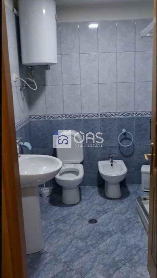 Jepet apartament me qera 2+1 tek Komuna e Parisi 4