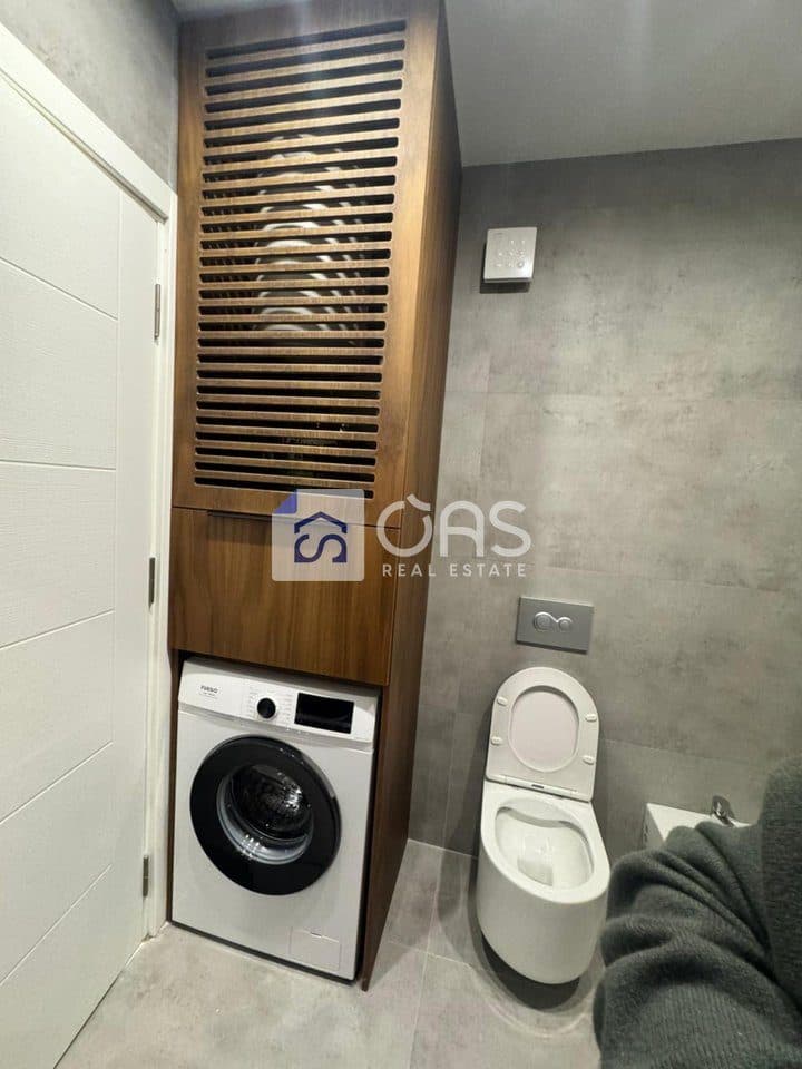 Jepet apartament me qera 1+1+post parkimi ne Xhamllik 4