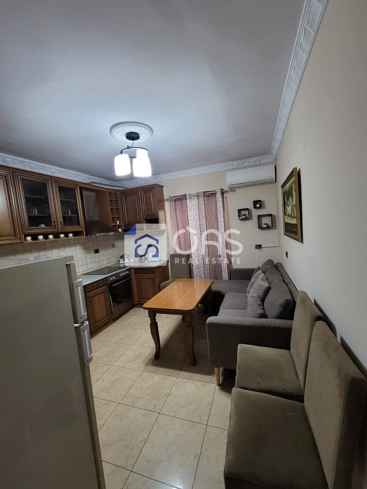 Jepet me qera apartament 2+1+Parkim ne Qender(Rruga Fortuzi) 3