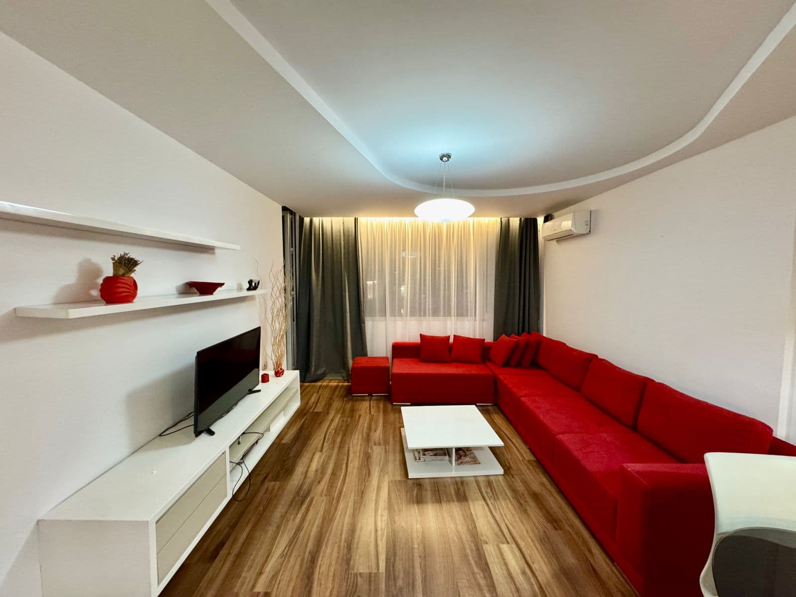 Jepet me qera apartament 1+1 tek Komuna Parisit