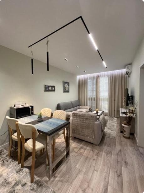 Apartament 1+1 Me Qira në Qendër të Tiranës - 970€ | 98 m²