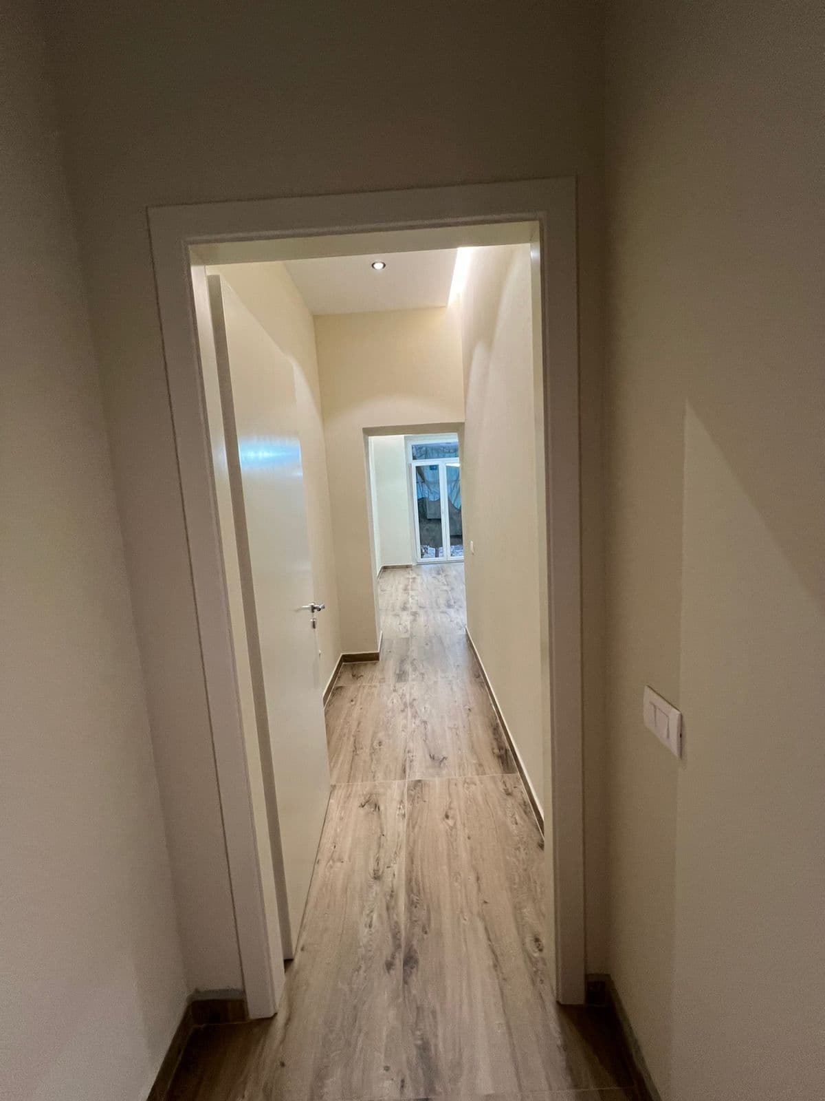 Jepet me qera Apartament Per Biznes tek Shallvaret, Tiranë - 400€ | 30 m²
