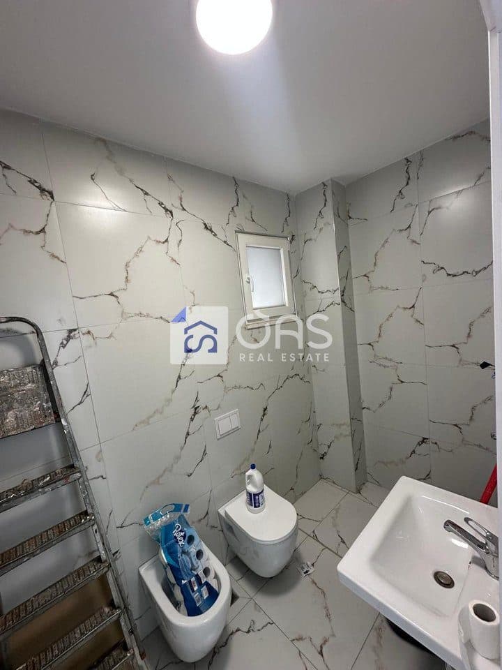 Jepet apartament me qera 2+1 ne fund te rruges Don Bosko. 4
