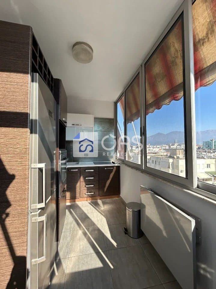 Jepet apartament me qera 1+1 tek Komuna e Parisit 4