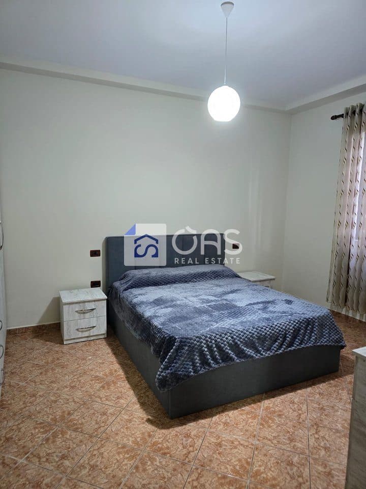 Jepet shtepi me qera 1+1 BULEVARDI I RI 3