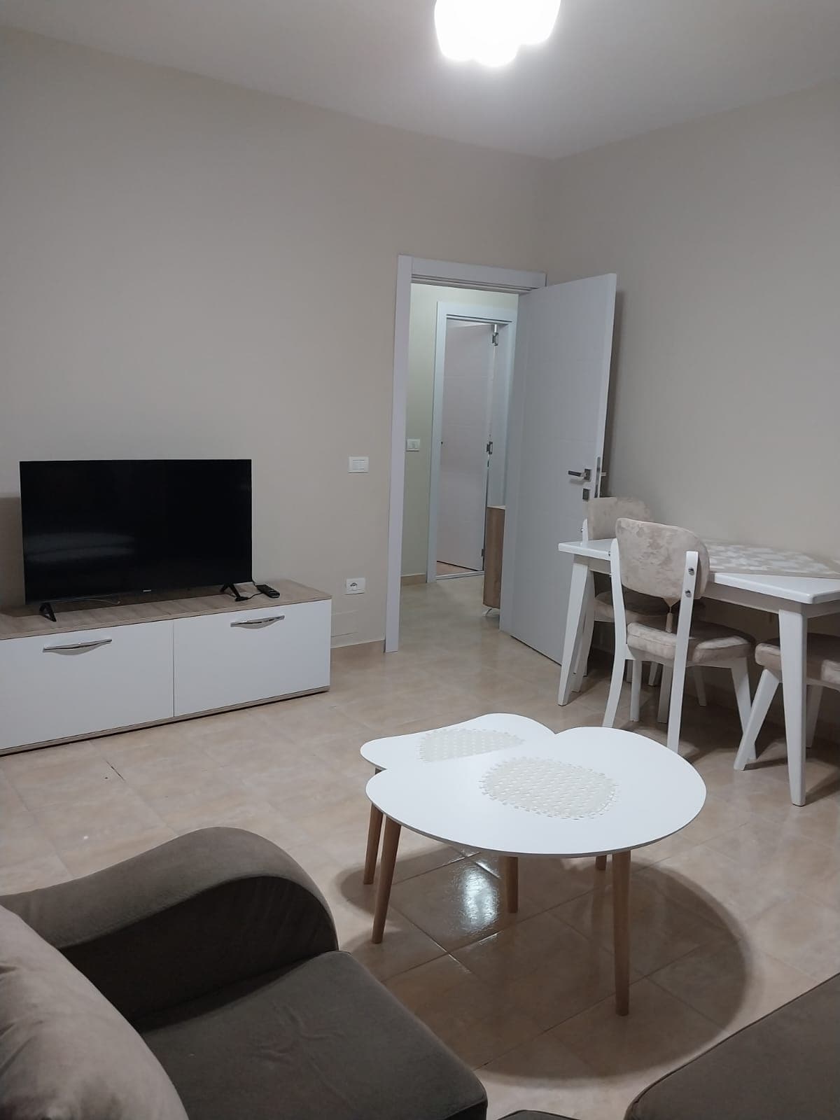 Jepet apartament 1+1 me qera ne Komune Parisi 50.000 leke 2