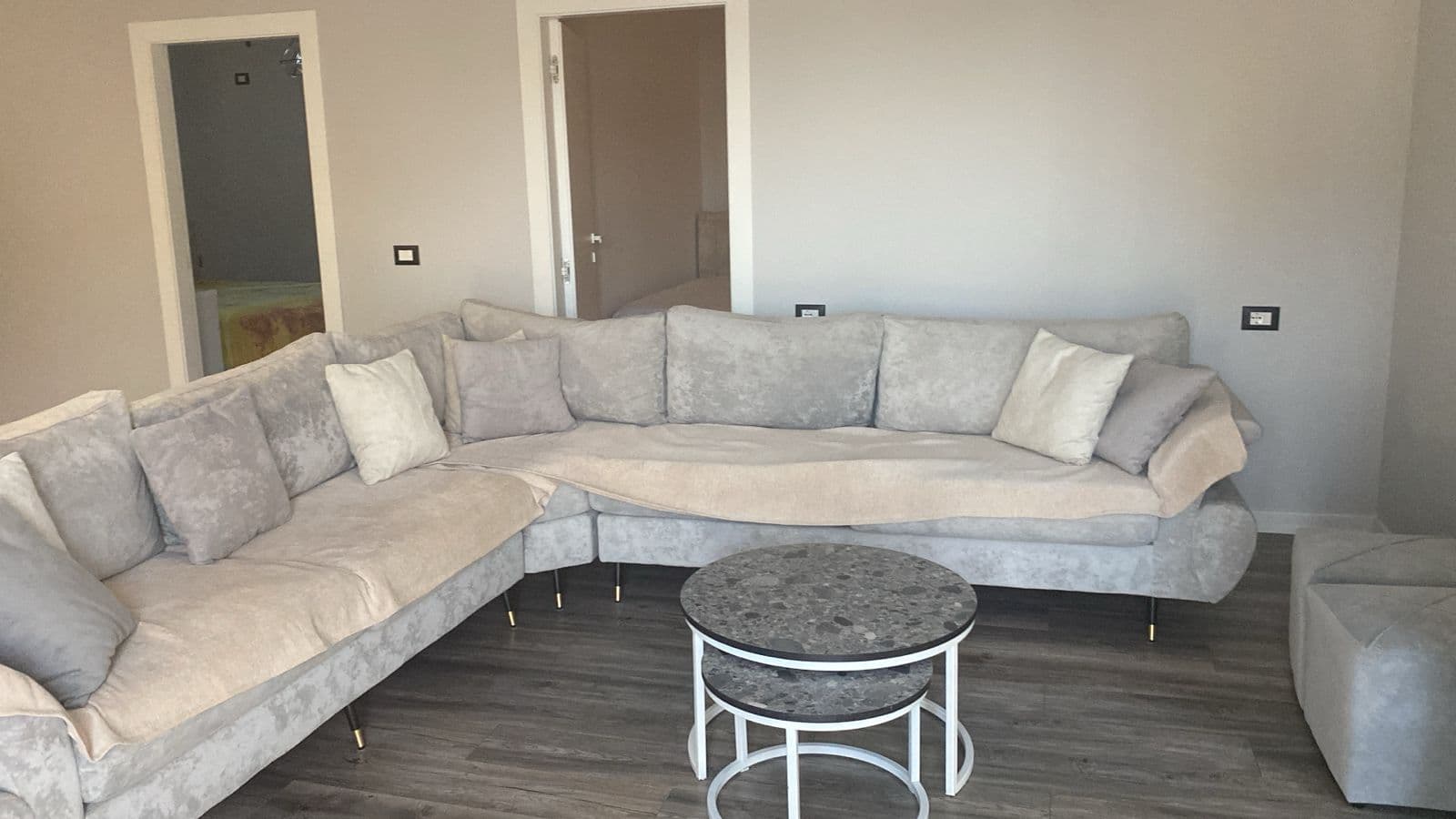 Apartament 2+1 Me Qira në Porcelan, Tiranë - 750€ | 90 m²