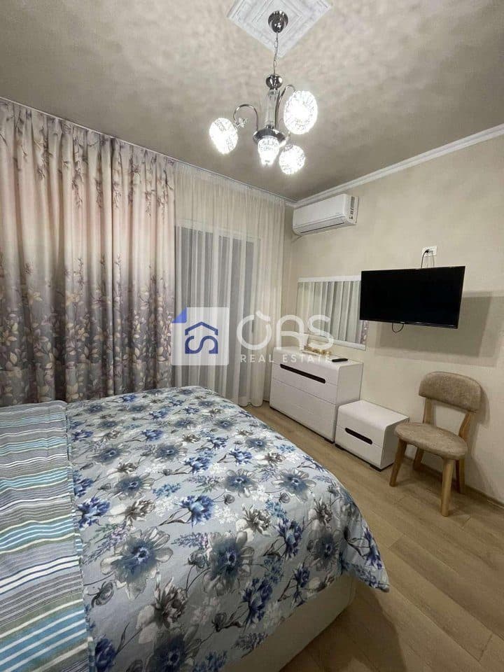 Jepet me qera apartamenti 1+1 Komuna e Parisit 2