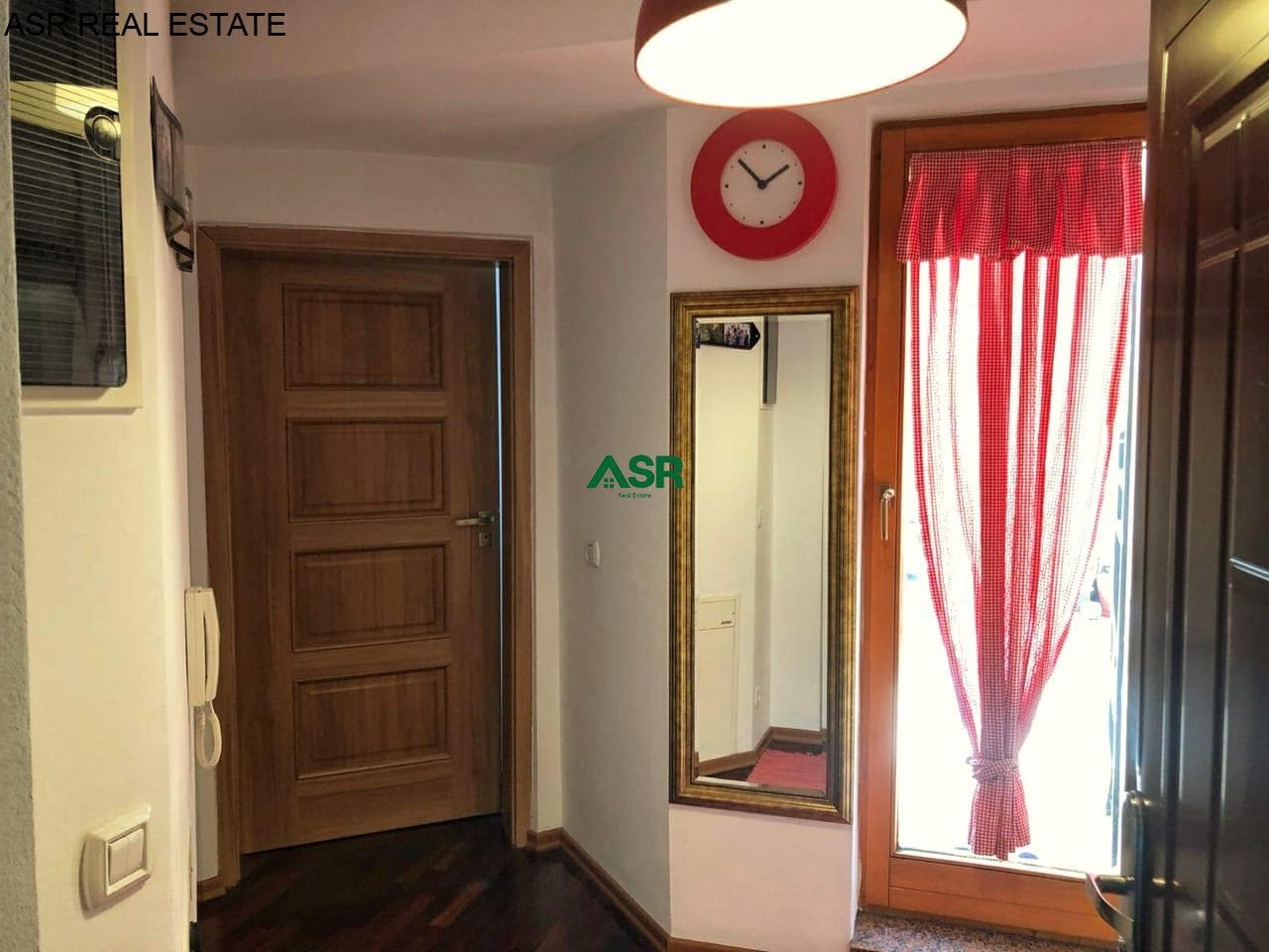 Lëshohet banesa me qira në lagjën Qender, te parku i qytetit 4