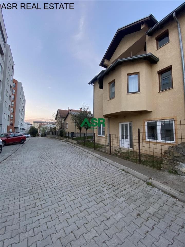 Lëshohet kati i shtepise me qira ne lagjen Bregu i diellit/ per depo apo zyre