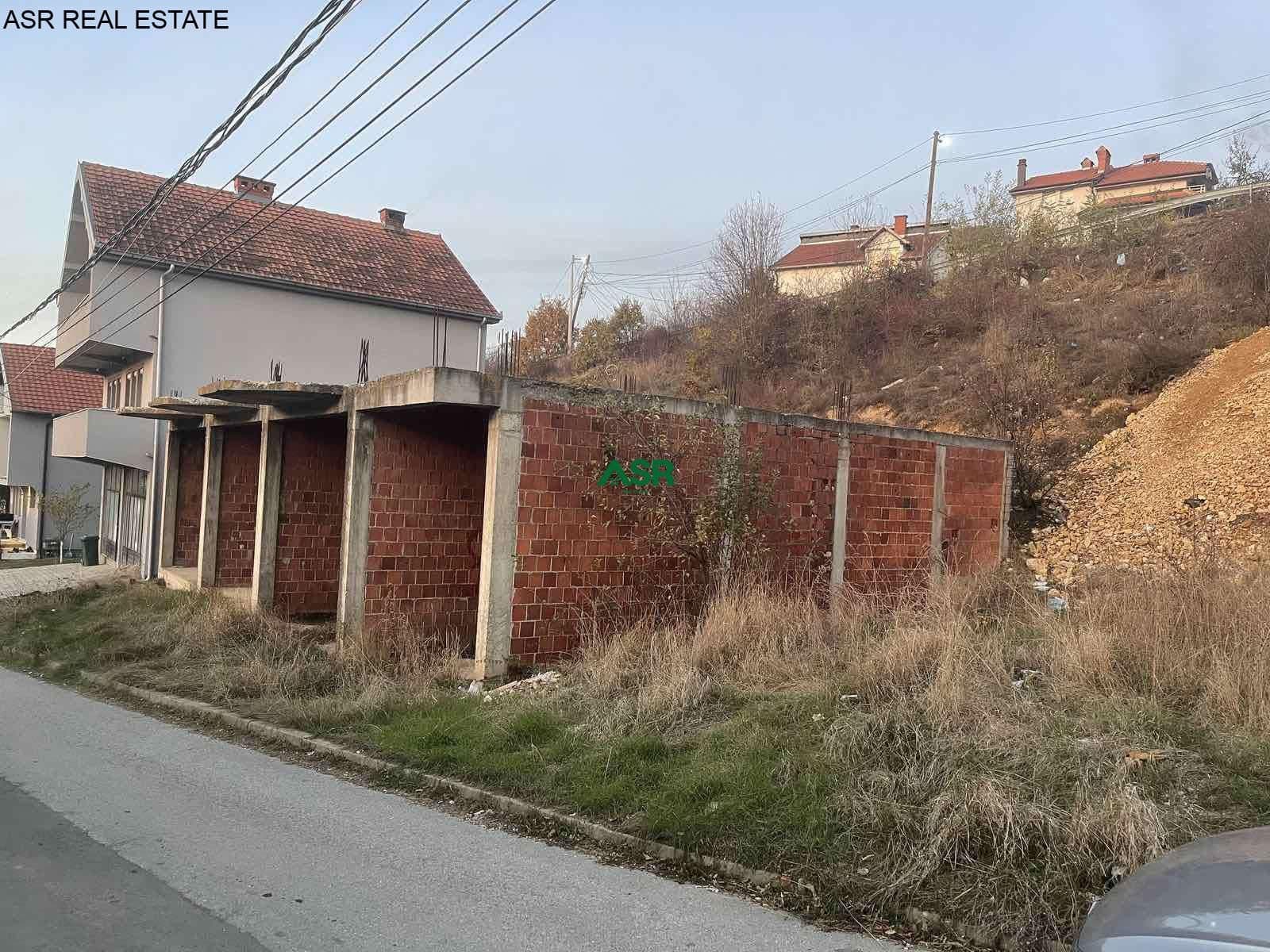 Ofrohet për shitje 8 ari truall me lokal ne perdhese ne Kolovice/Prishtine