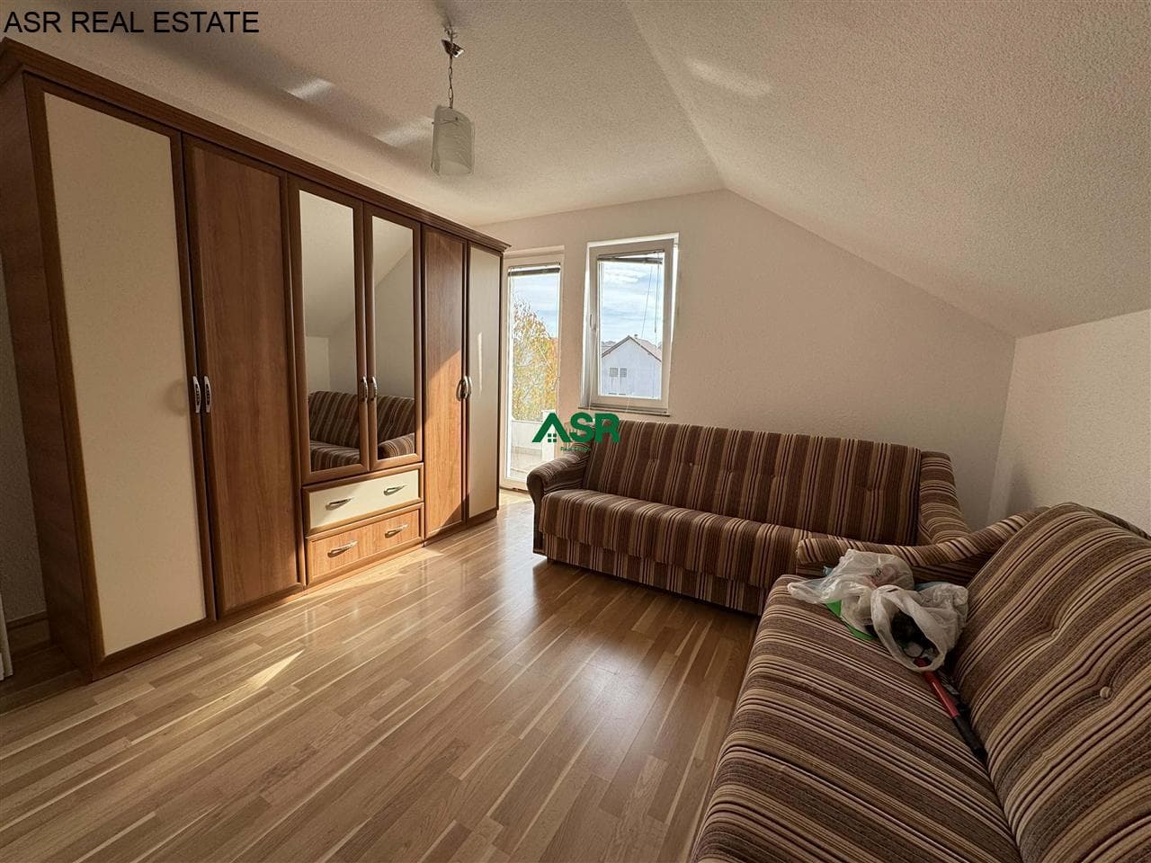 Shtepi 300 m2 me qira në lagjen Emshir 2