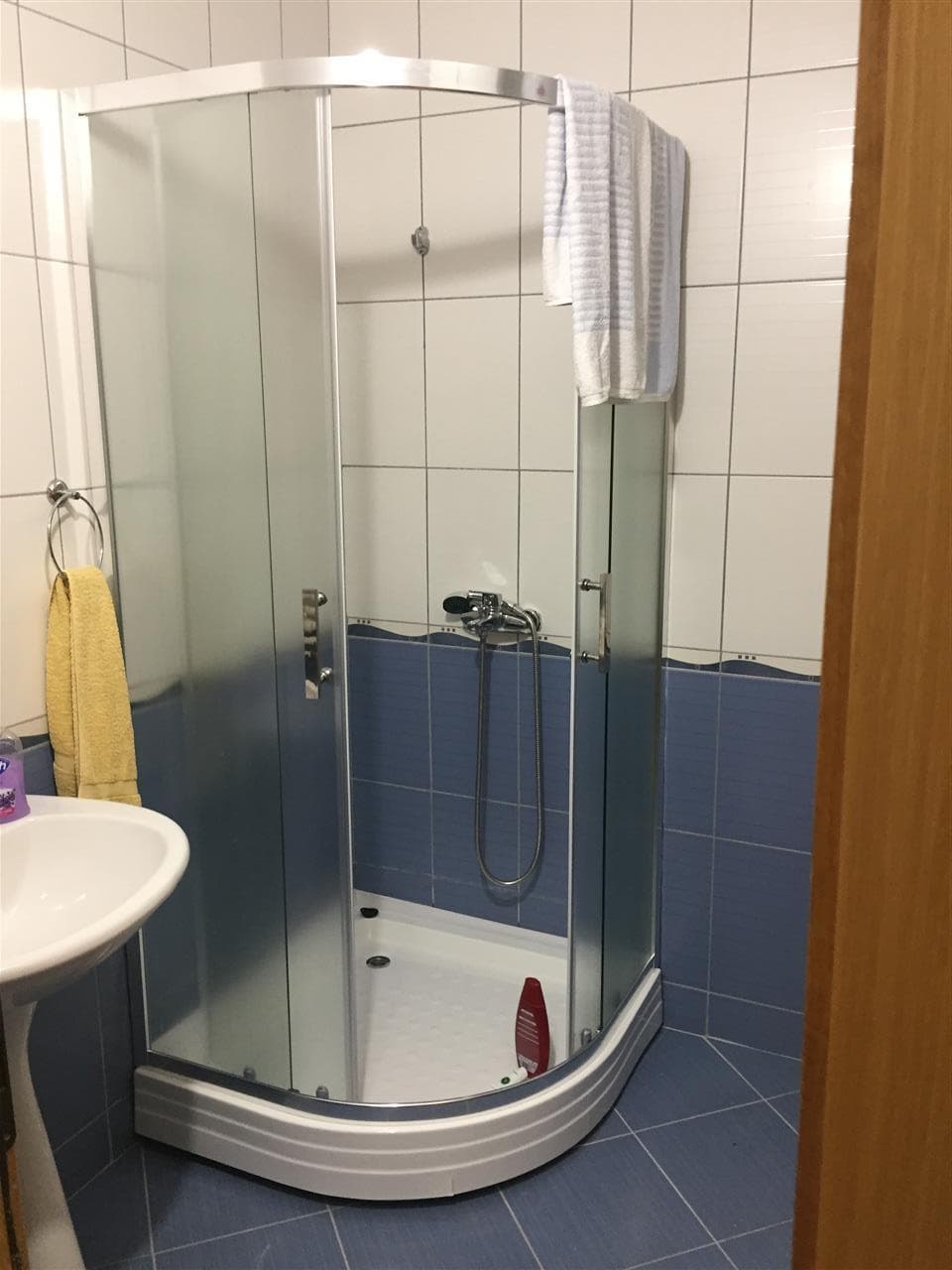 Lëshohet banesa me qira në lagjën qender, te parku i qytetit