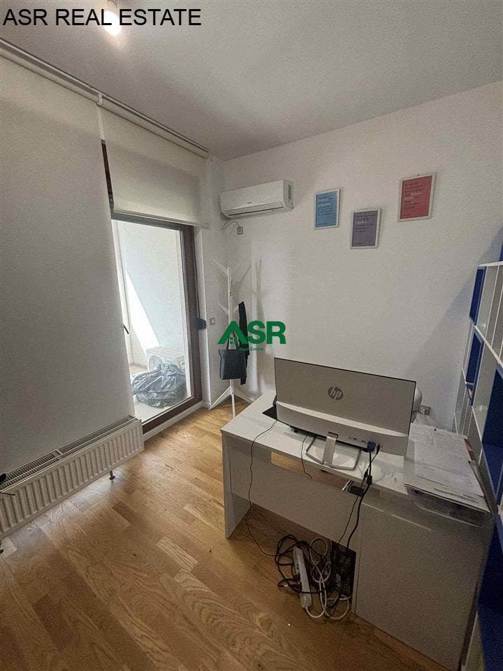 Ofrohet banesa me qira per zyre në lagjen Pejton tek Nartel Center 2