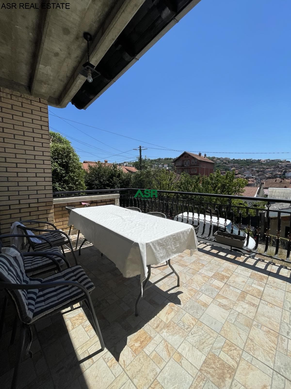 Ofrohet shtepia me siperfaqe 220 m² per SHITJE në lagjen Hani i Dilit 3