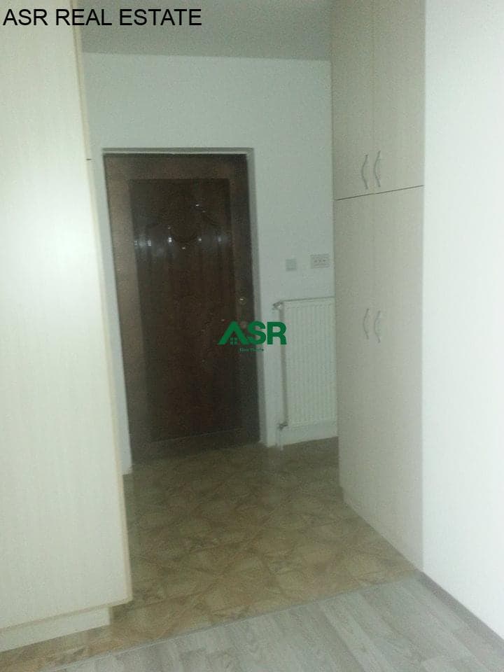 Lëshohet banesa me qira në lagjën Ulpiane rruga Selami Pulaha.