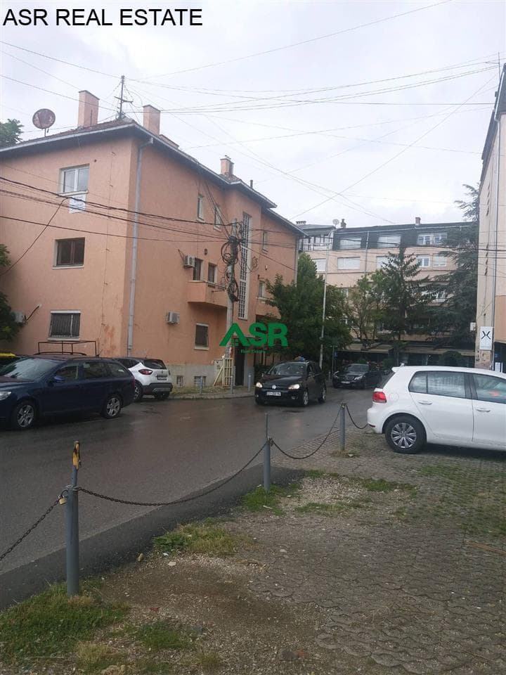 Lëshohet banesa me qira per zyre në lagjen qender