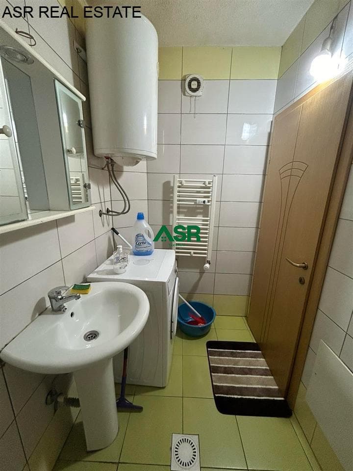 Ofrohet banesa me qira në lagjen e spitalit, rr.Muharrem Fejza, 2
