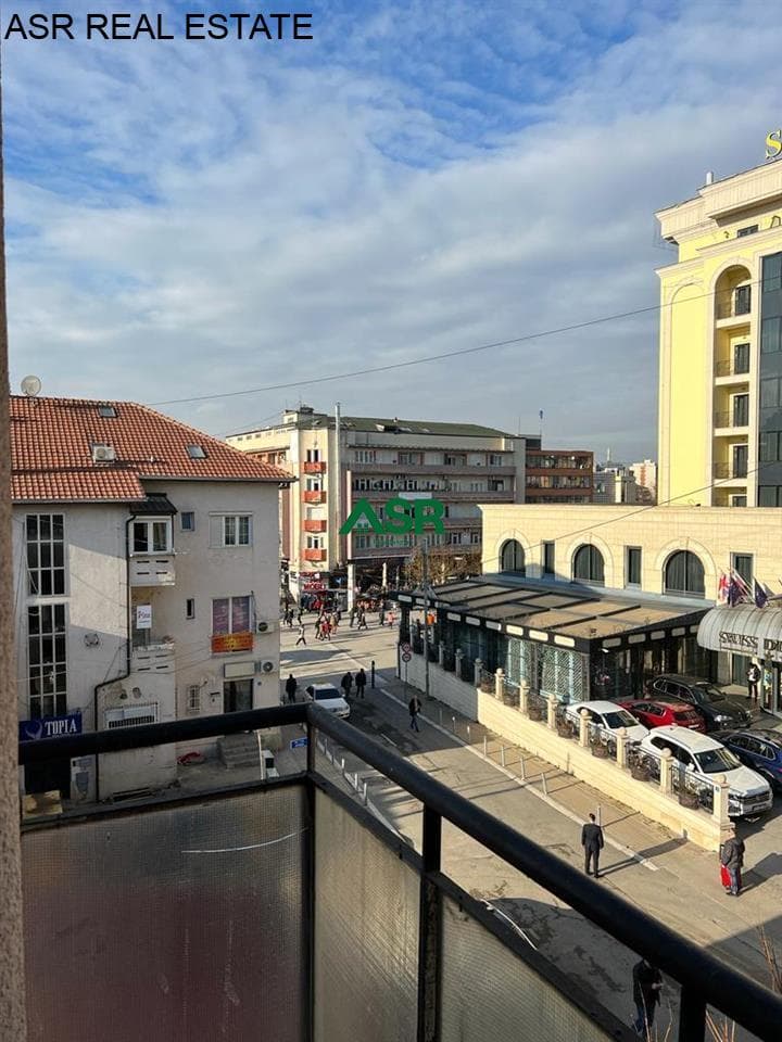Zyre me qira në lagjën qender, ne sheshin Nene Tereza