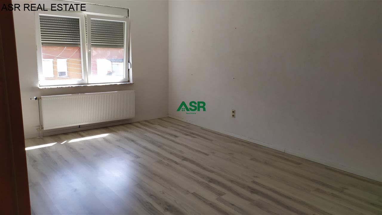 Lëshohet banesa me qira në lagjën Qendër të Prishtinës, tek kafet e Rakisë! 3