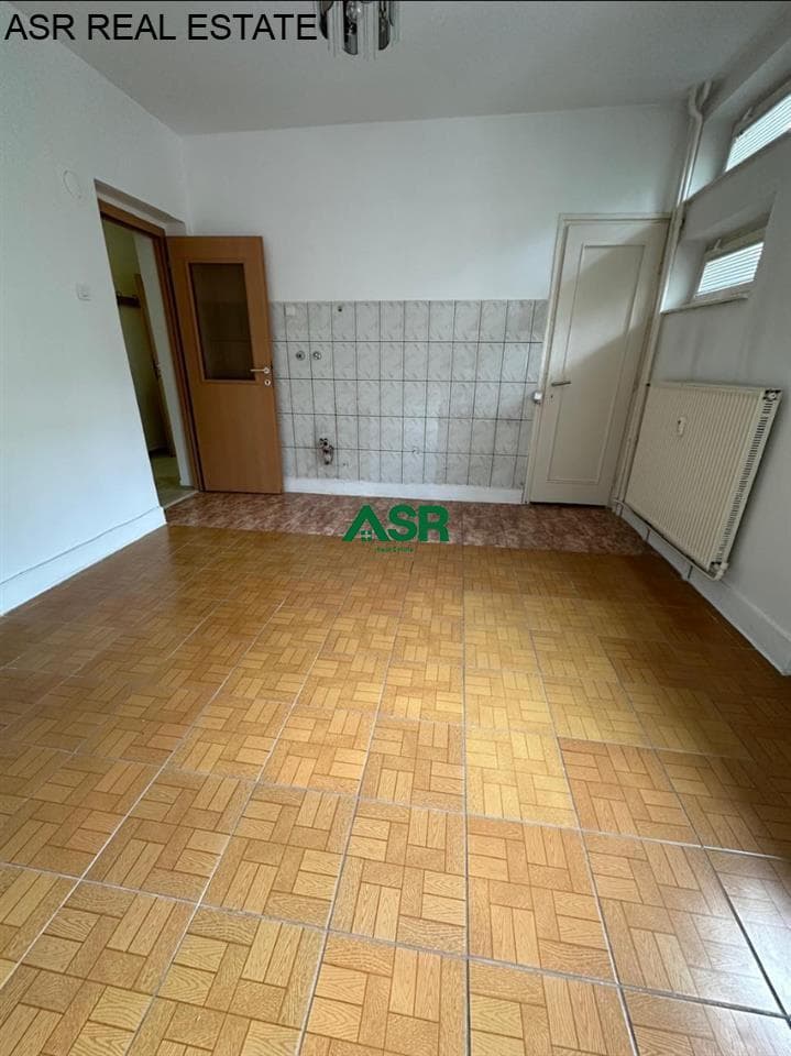 Banesë/ Zyre 42m2 me qira në qender ne shesh 4