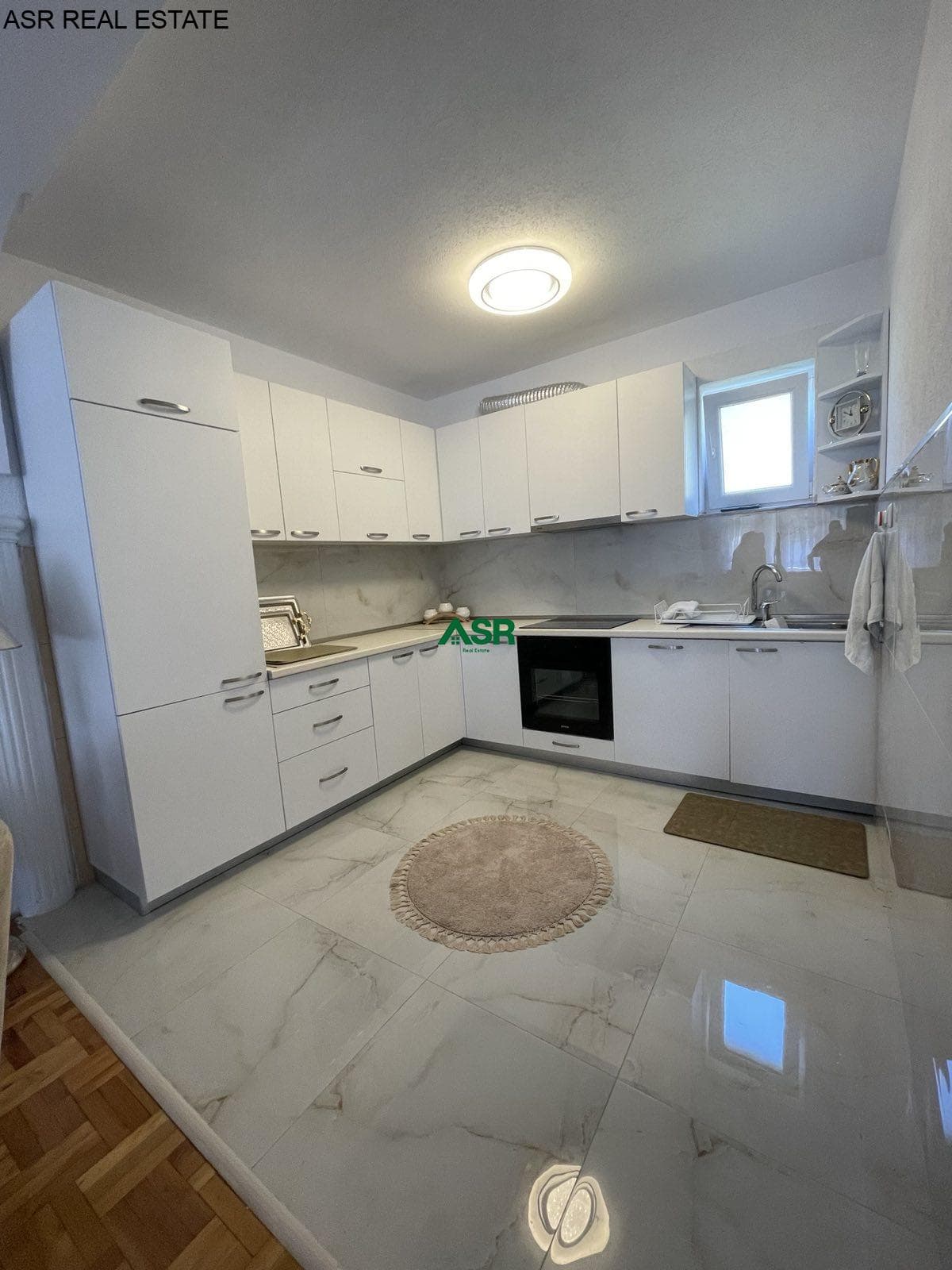 Ofrohet shtepia me siperfaqe 220 m² per SHITJE në lagjen Hani i Dilit