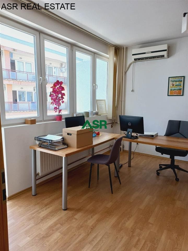 Lëshohet zyre me qira në lagjën Qender, afer Hotel Grand