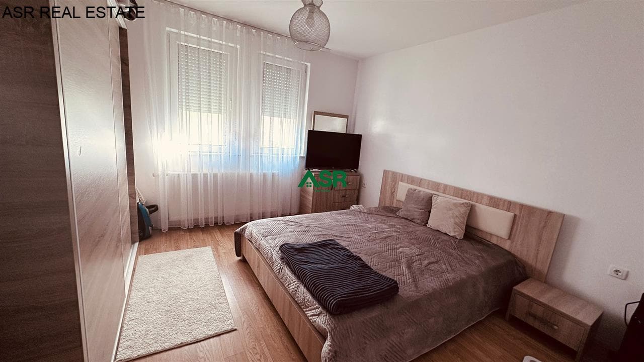 Shtëpi 300m2 me qira në Emshir 4