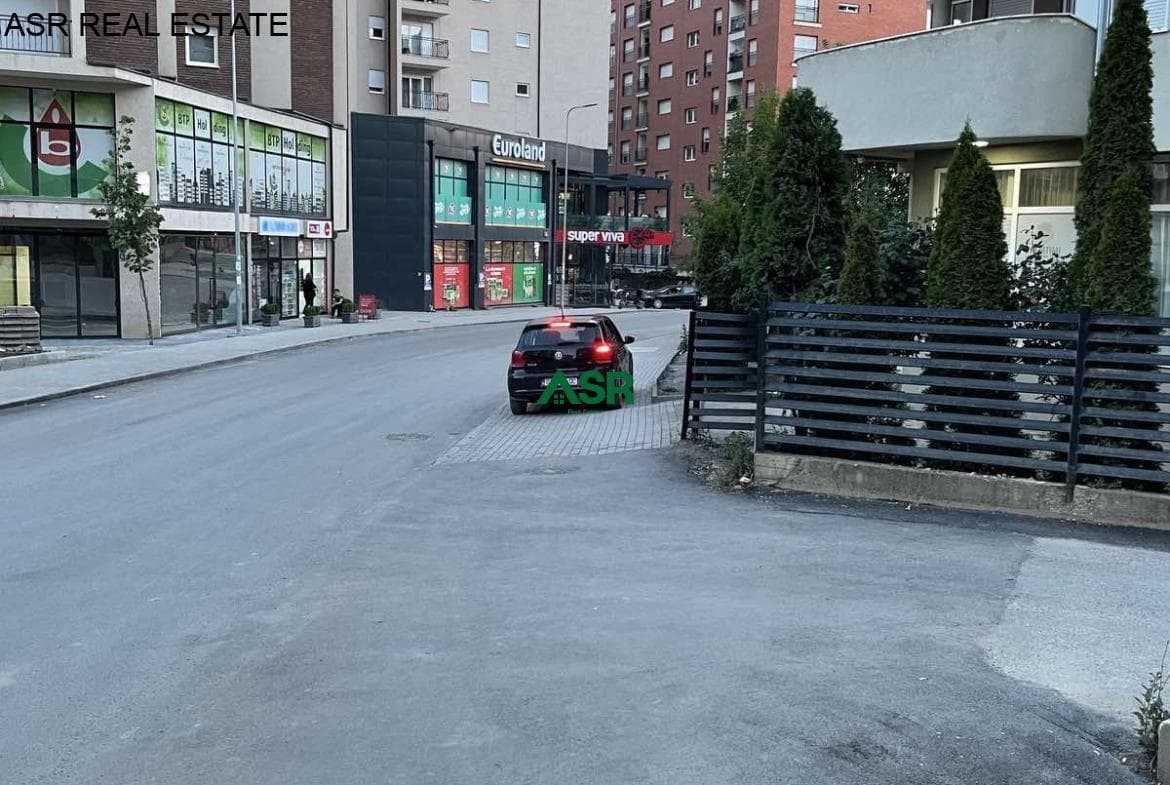 Shitet garazha me depo ne lagjen e spitalit ne Prishtine ne rr.Muharrem Fejza. 4