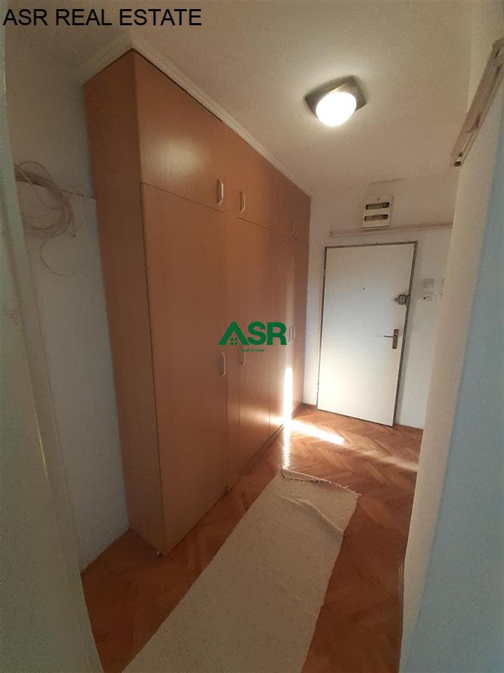 Ofrohet banesa me qira per zyre në lagjen Ulpiana 4