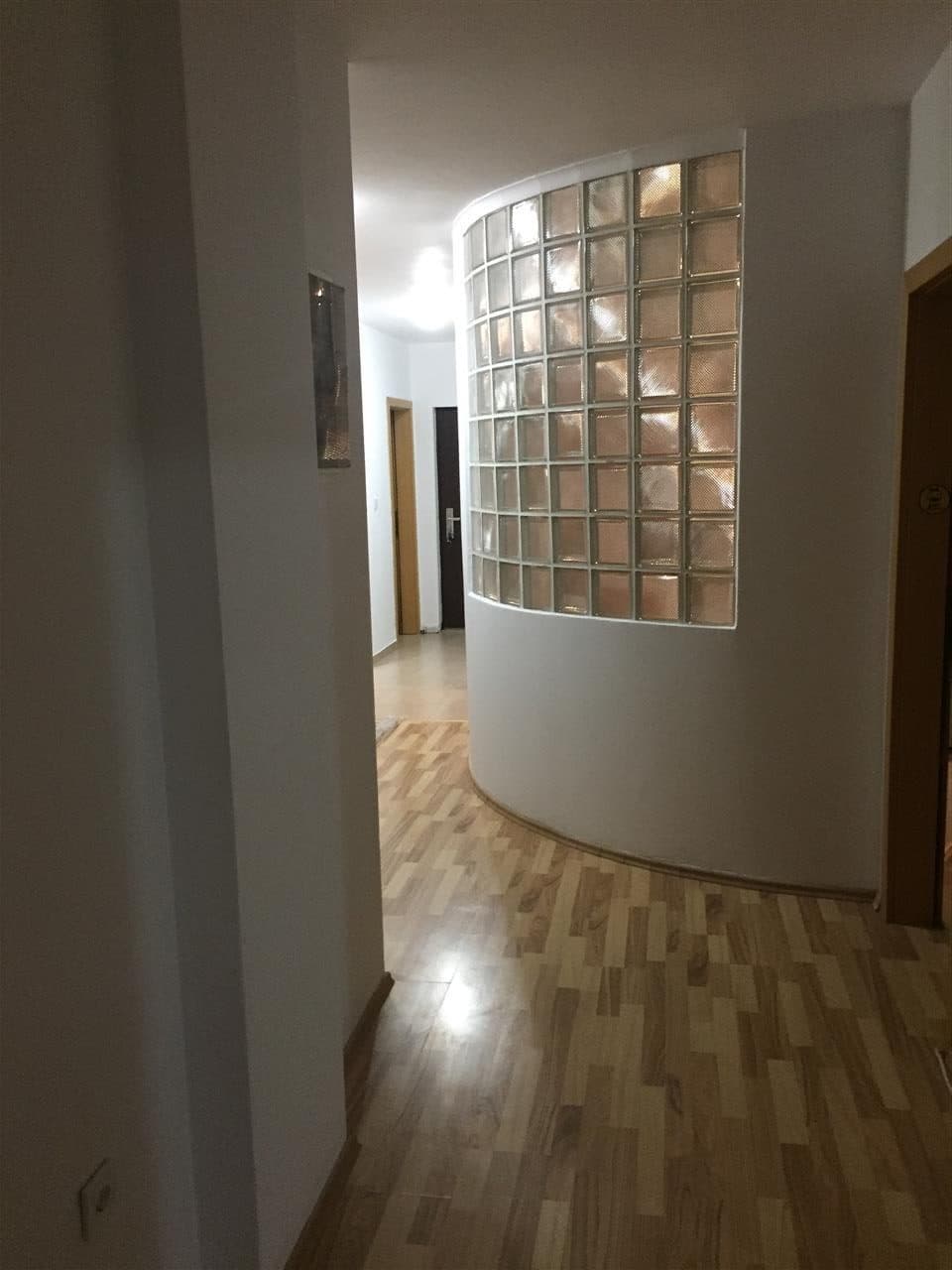 Lëshohet banesa me qira në lagjën qender, te parku i qytetit 4