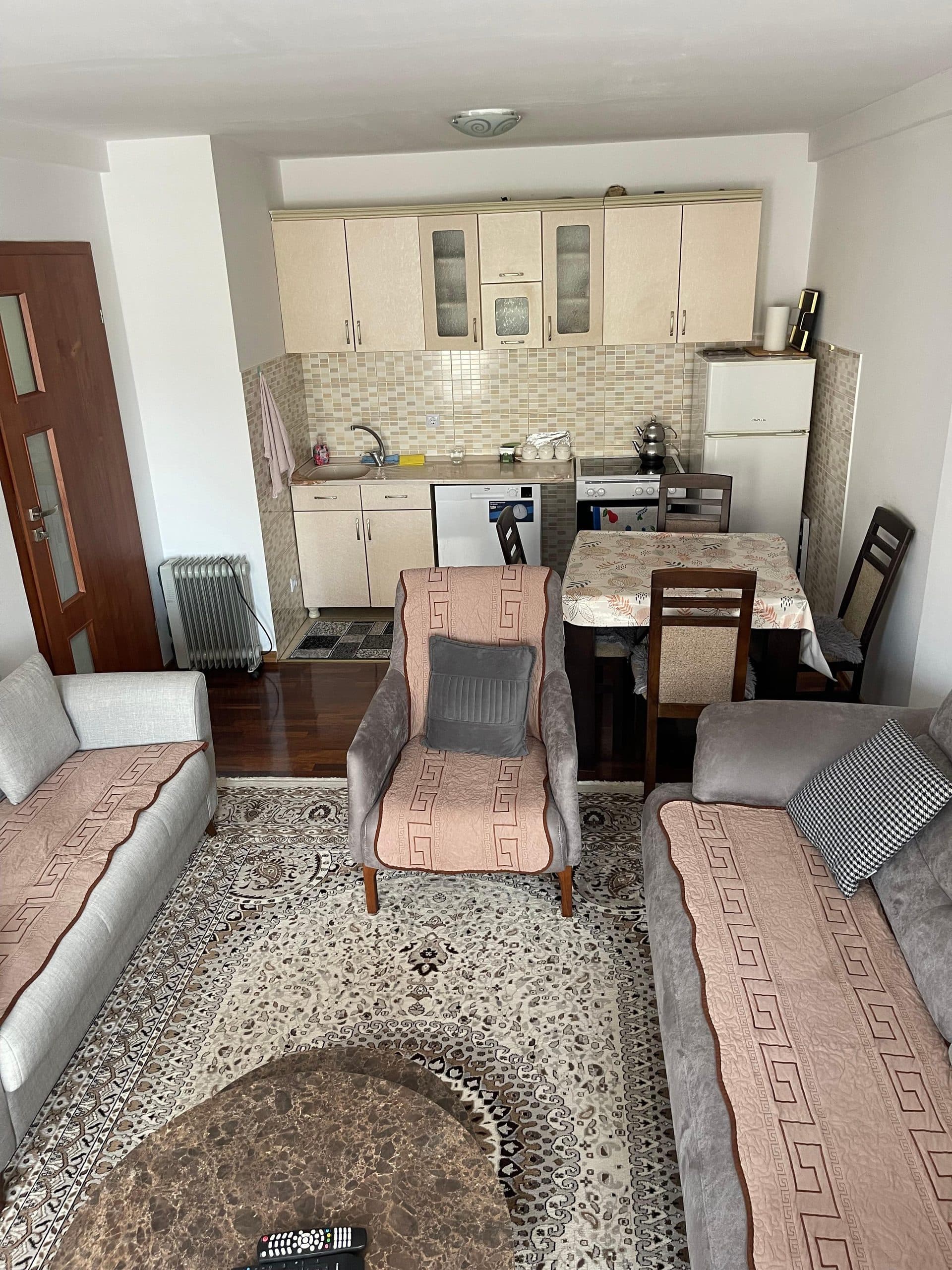 Banesë 80m2 me qira në lagjen e muhaxhereve
