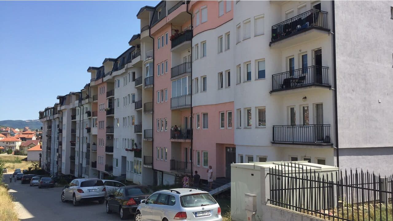 Lëshohet banesa me qira në lagjën Mati 1 3