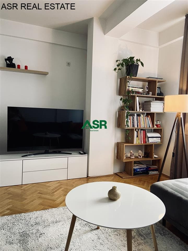 Ofrohet banesa me qira në lagjen qender te Prishtines, perballe kolegjit FAMA,