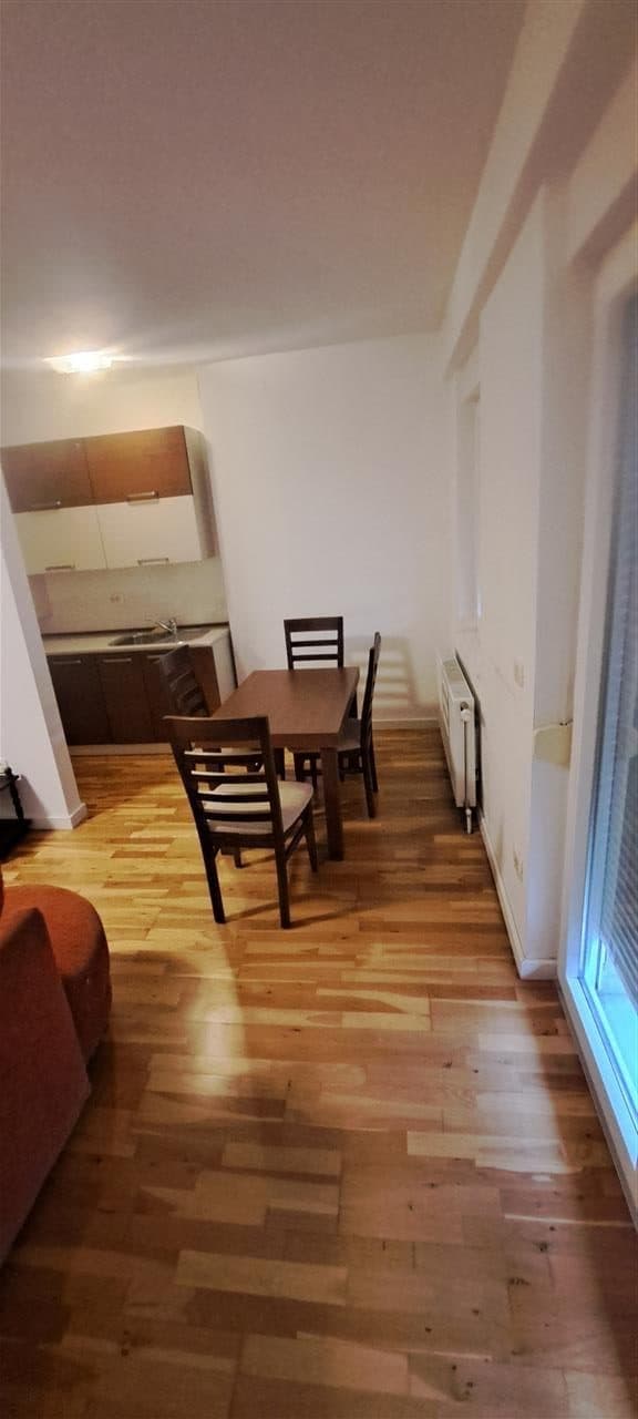 Banesë 84m2 me qira në lagjen Emshir