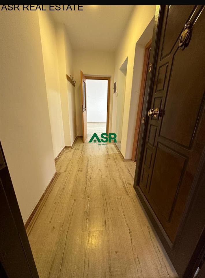 Banesë/ Zyre 42m2 me qira në qender ne shesh