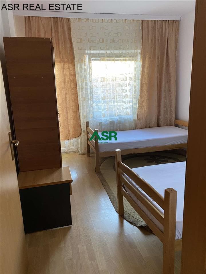 Ofrohet banesa me qira në lagjen qender, rr.”Nazim Gafurri” afer gjimnazit Sami Frasheri
