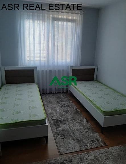 Lëshohet banesa me qira në lagjen qender, prapa teatrit.