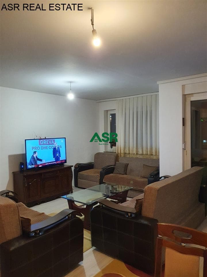 Lëshohet banesa penthouse me qira ne Lagjen e spitalit 2