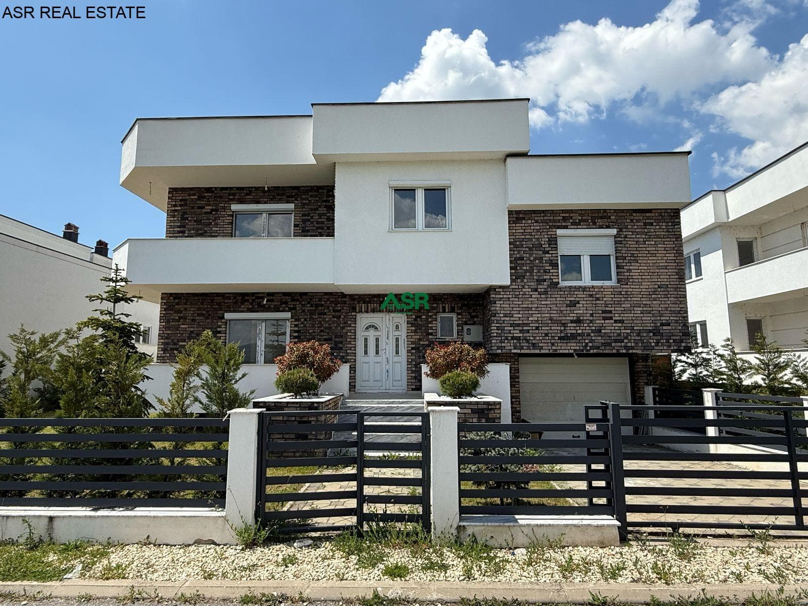 Shtëpi 260 m2, 4 ari truall ne shitje në lagjen JON/Prishtine 2